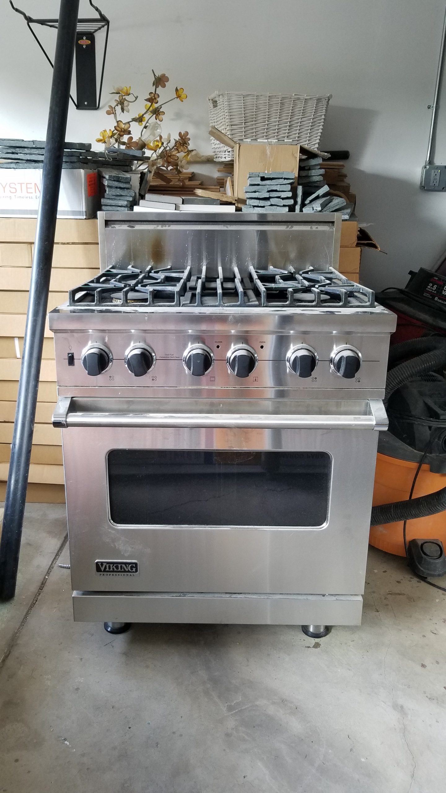 Viking range before cleaning