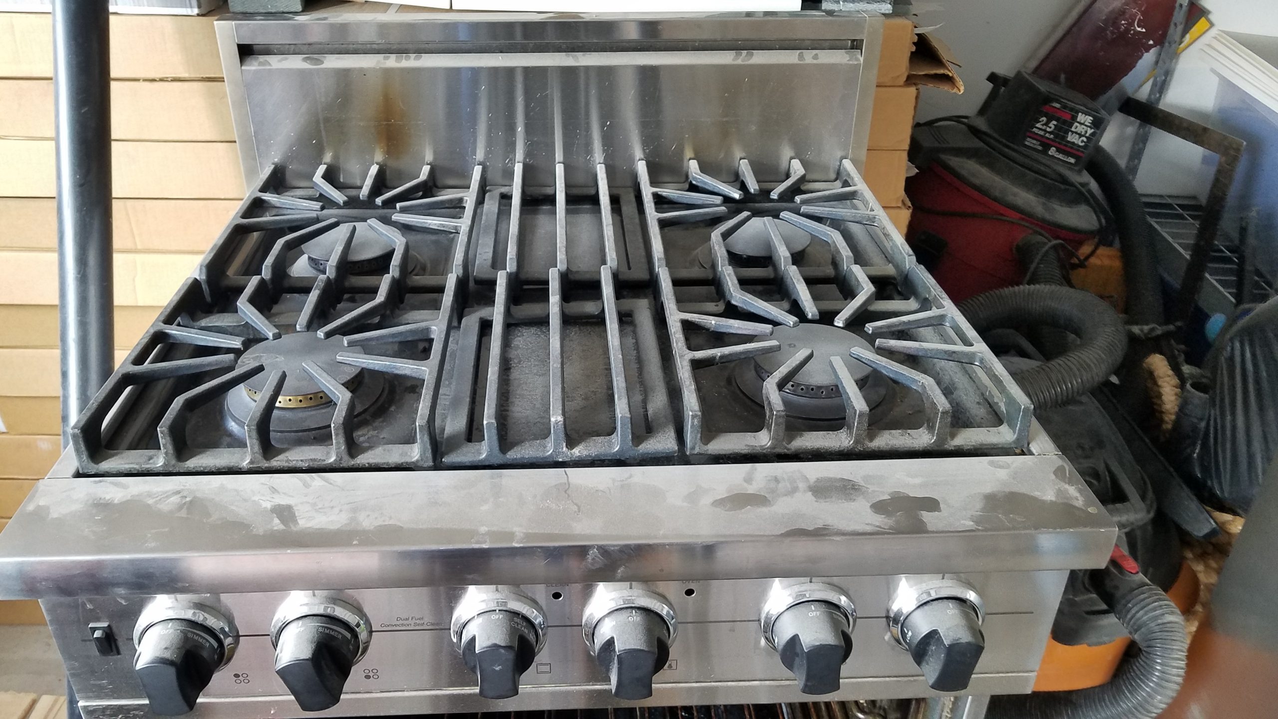Viking range before cleaning