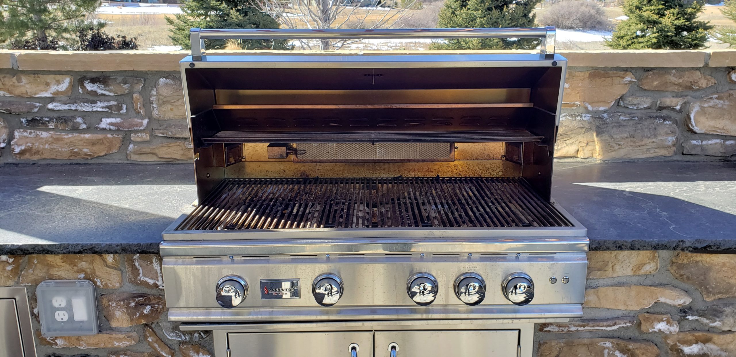 Summerset grill before cleaning
