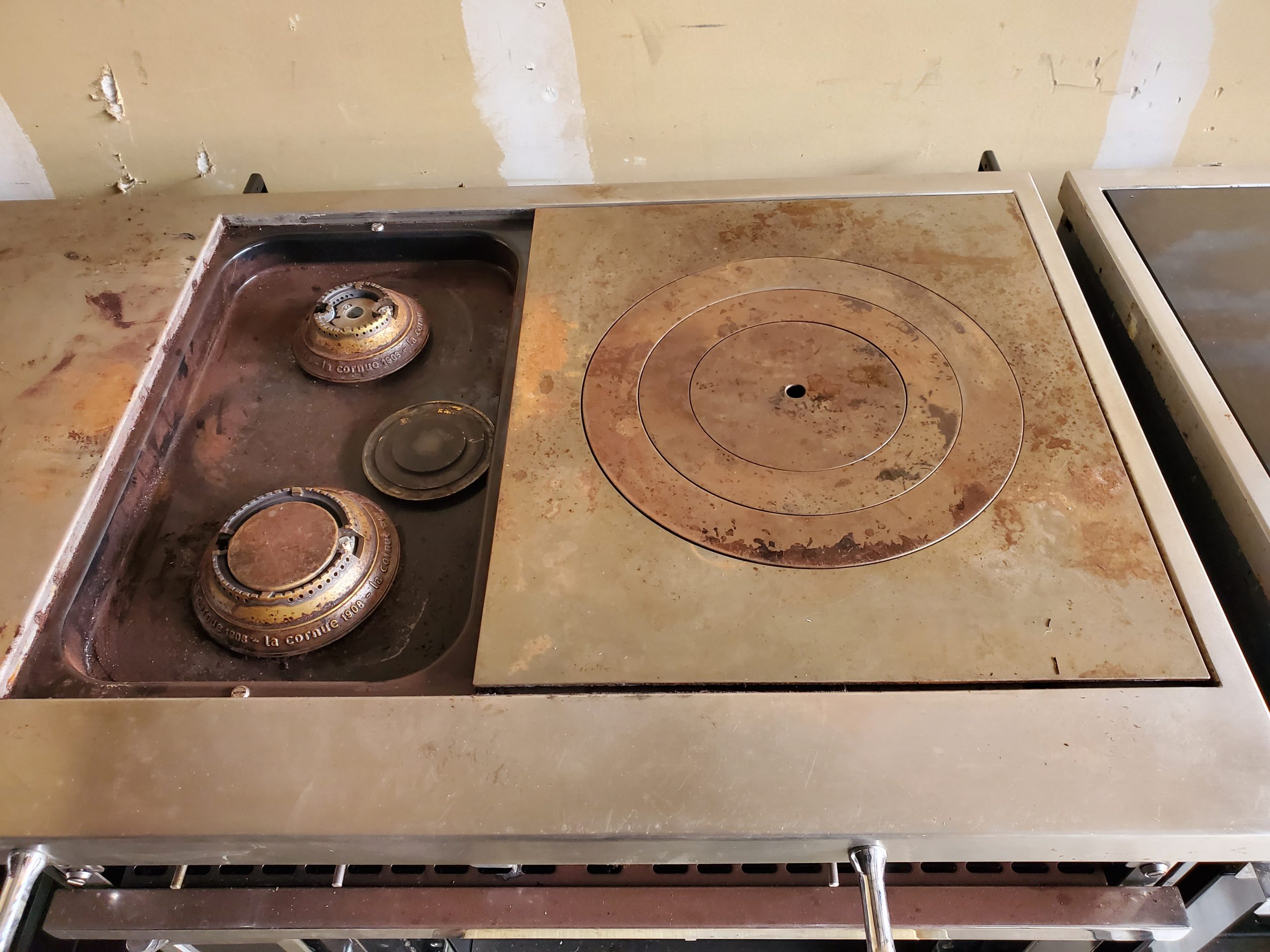 La Cornue range before cleaning