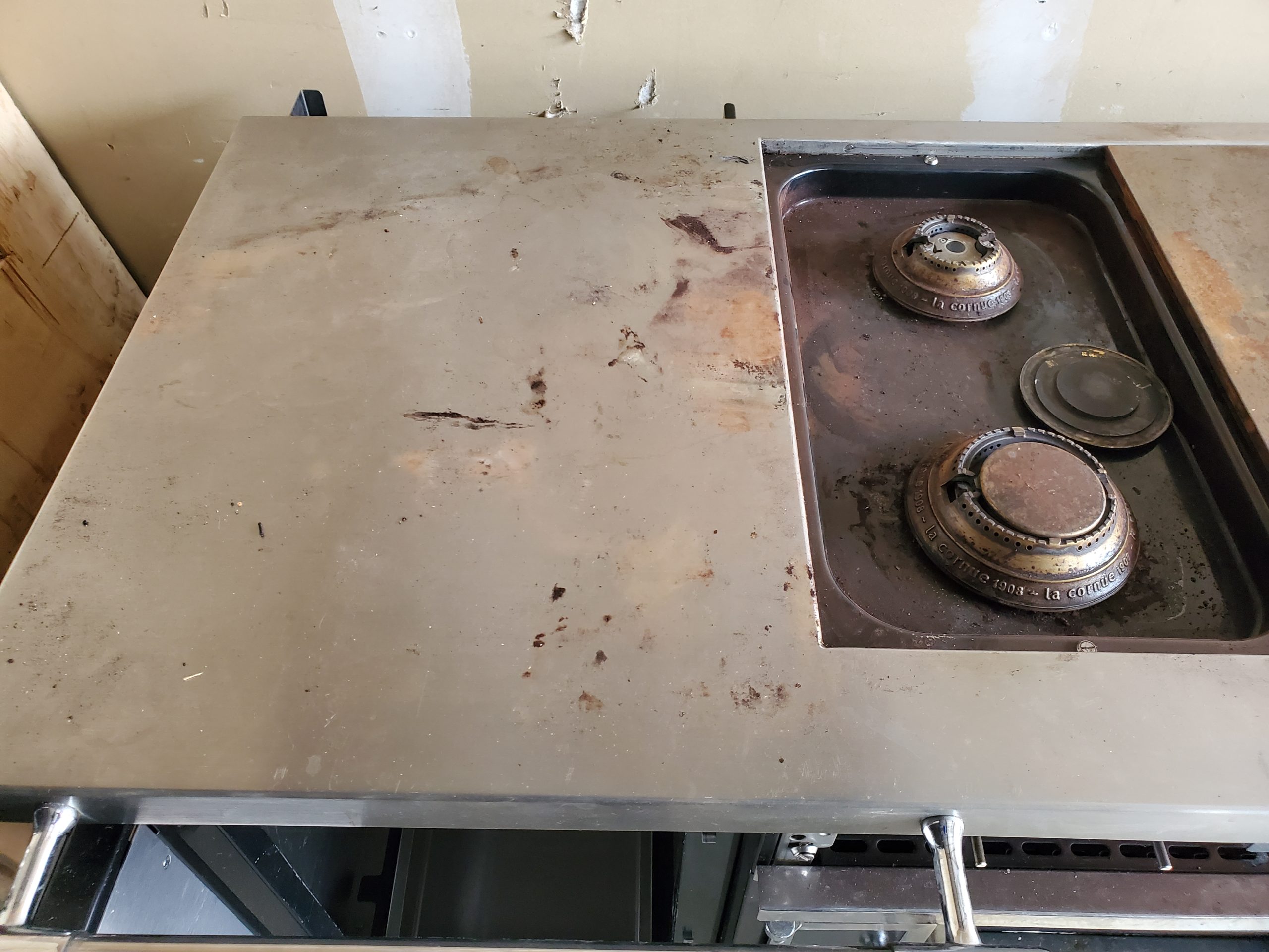 La Cornue range before cleaning