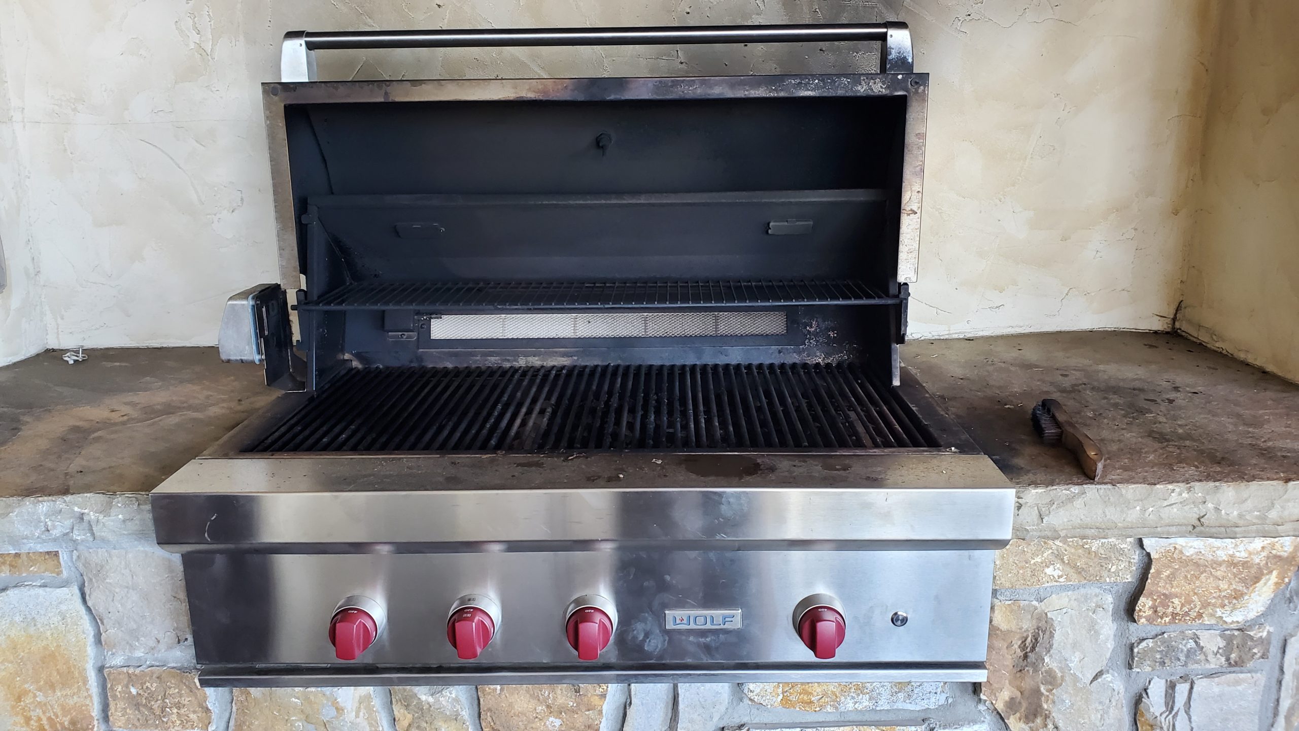 Wolf grill before cleaning