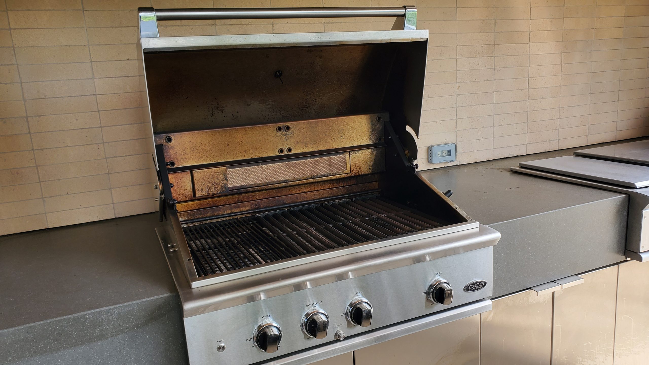 DCS grill before cleaning