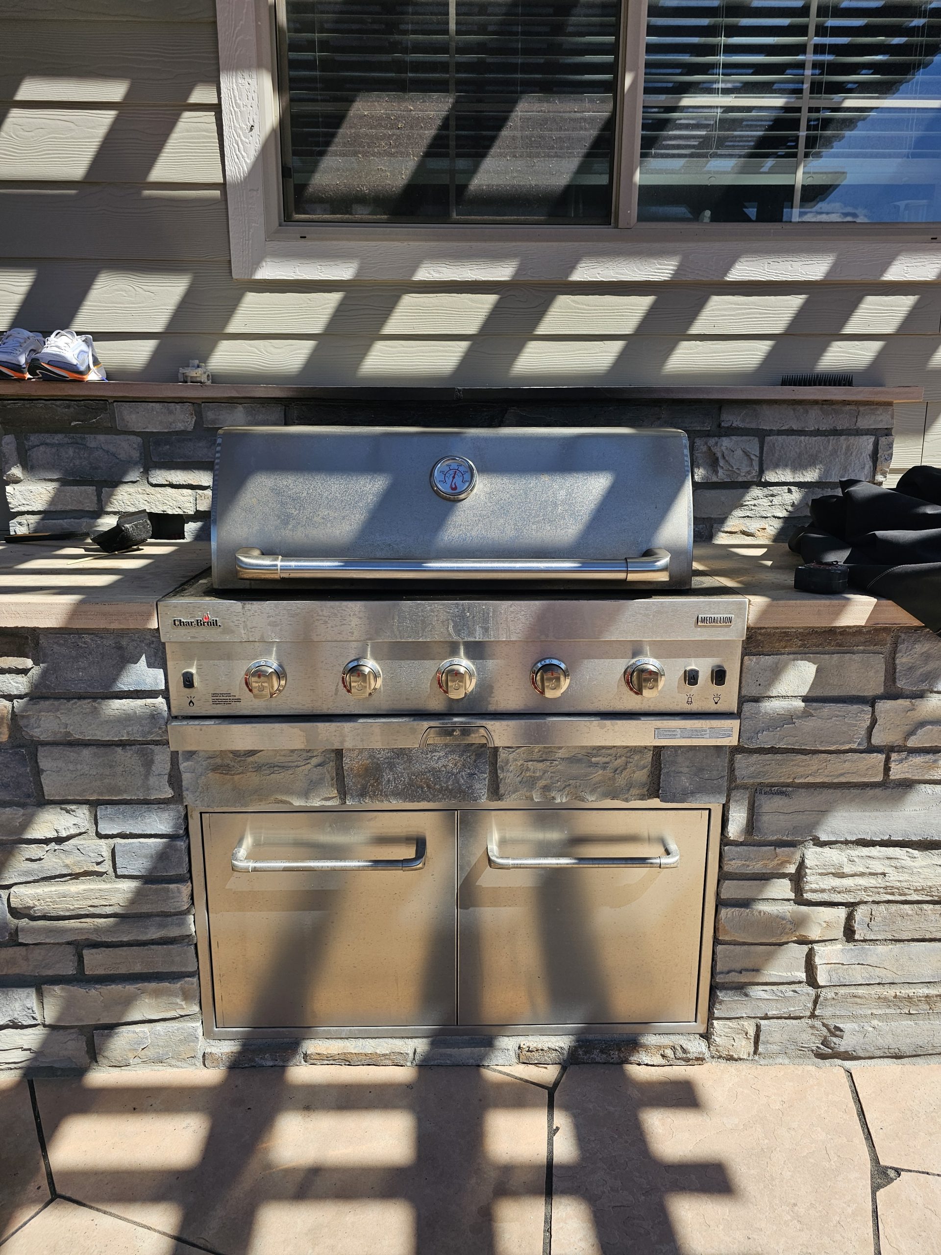Lion grill installation