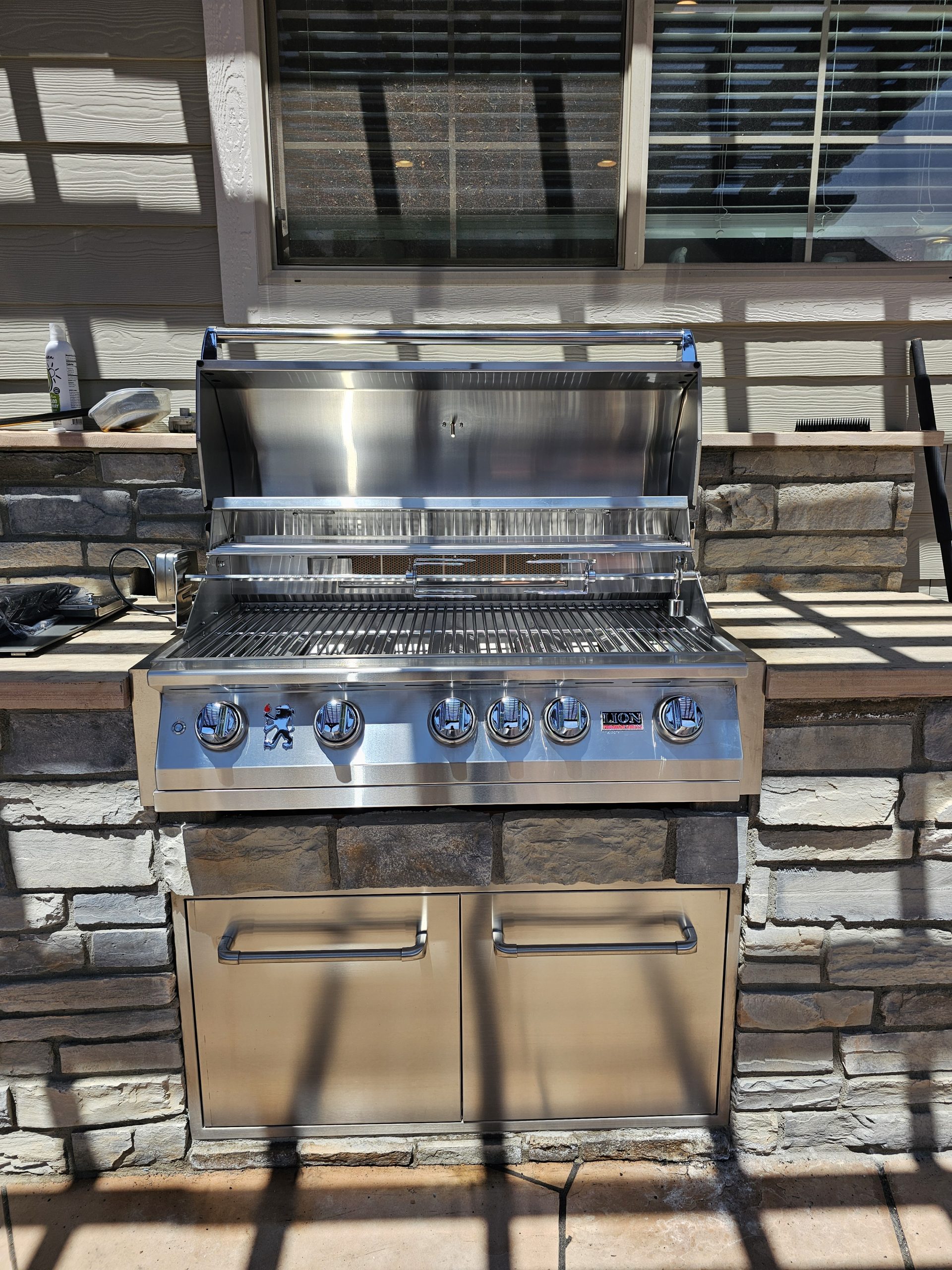 Lion grill installation