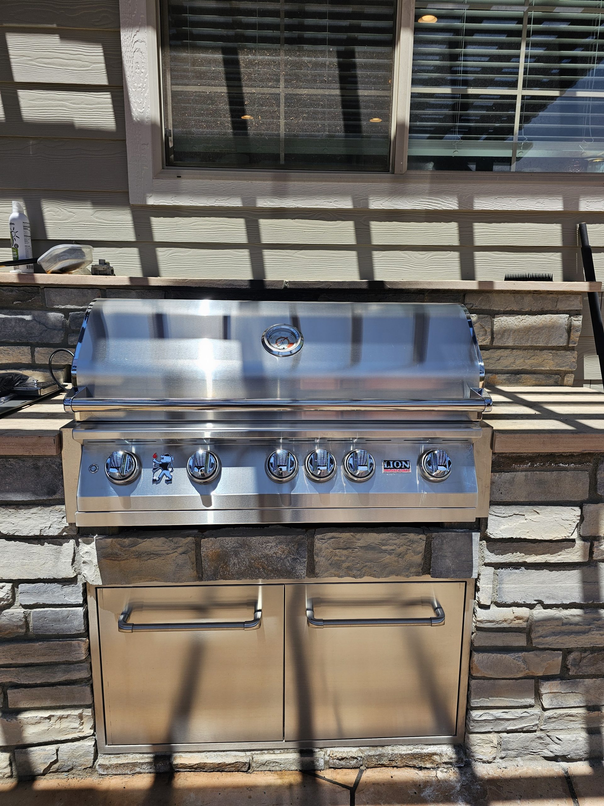 Lion grill installation