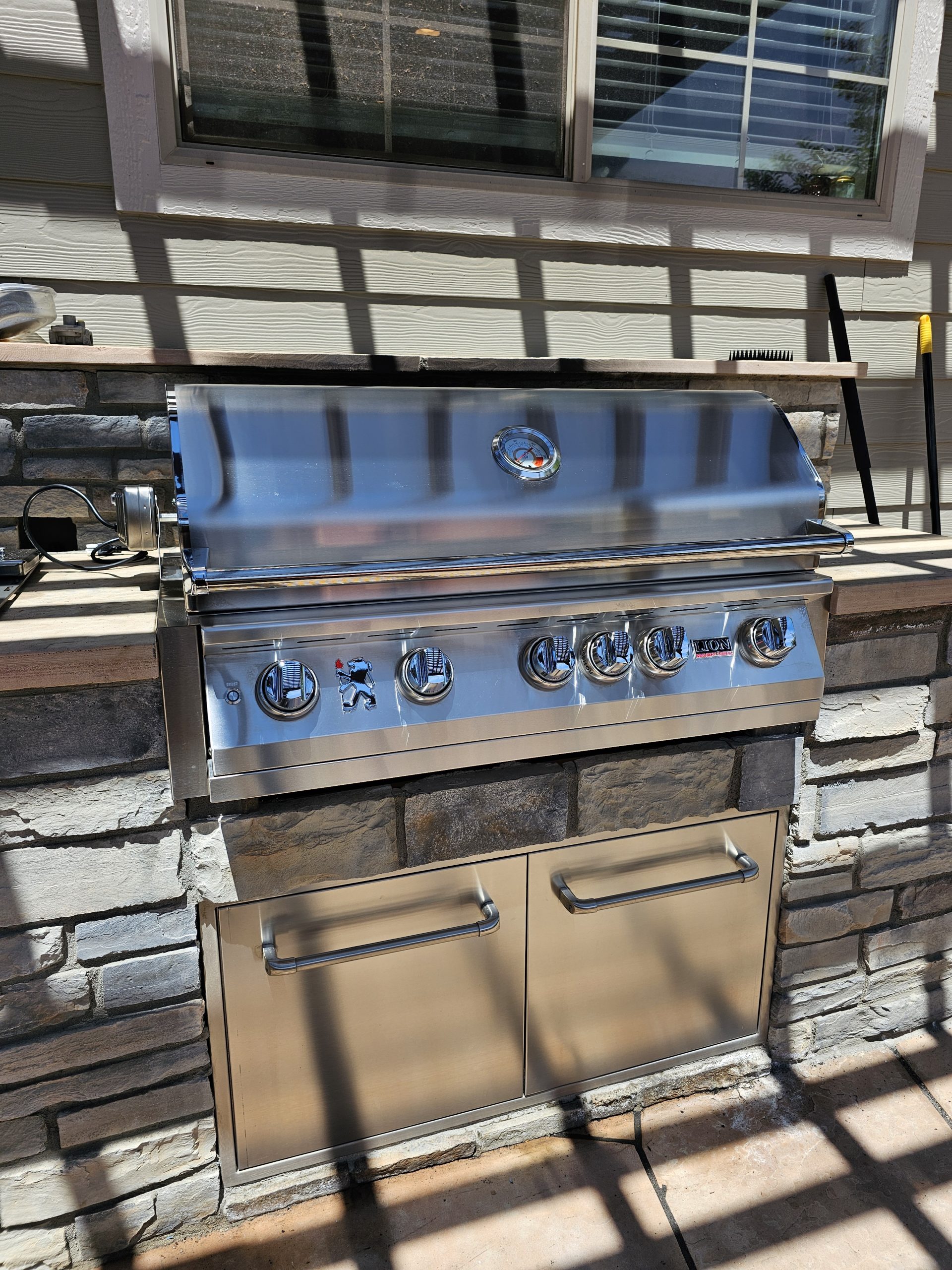 Lion grill installation